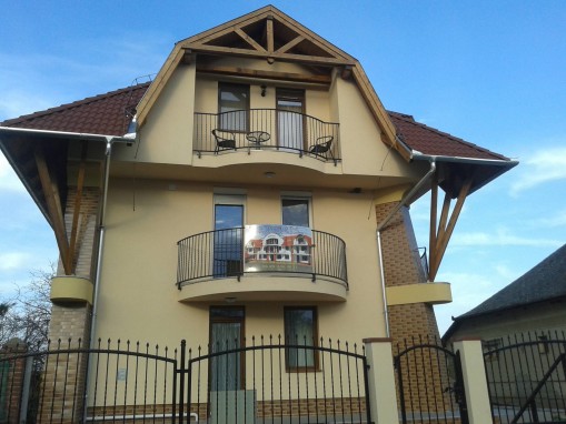   - Korona Apartmanház Cserkeszőlő